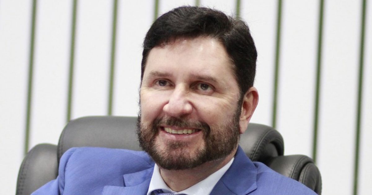 Trabalhos legislativos da Alece com o presidente Romeu Aldigueri em sessão institucional