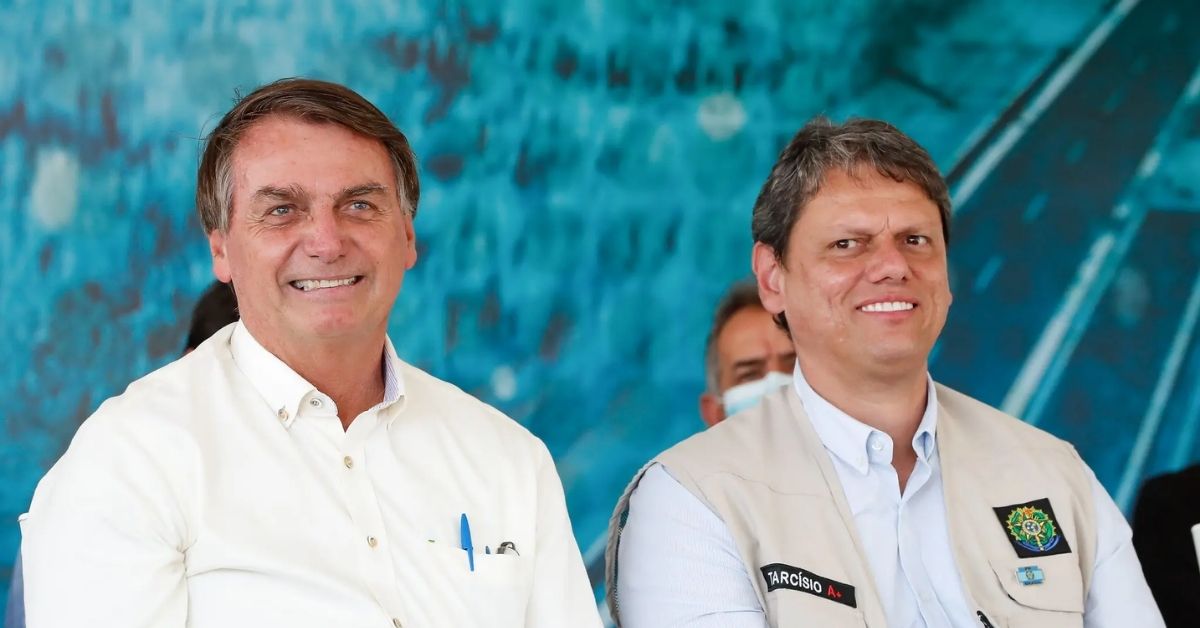Após visitar Bolsonaro, Tarcísio aparece ao lado do ex-presidente em evento oficial