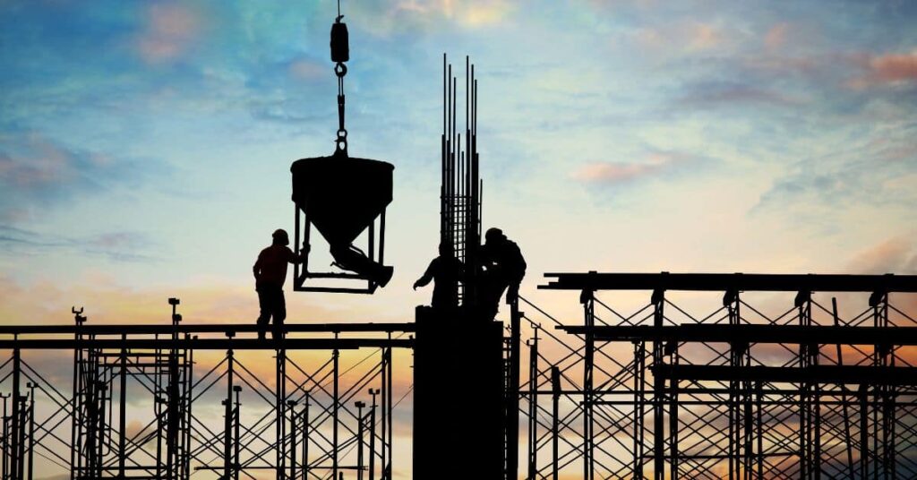 Obras da construção simbolizando carga tributária da construção civil como maior entrave do setor, segundo CNI