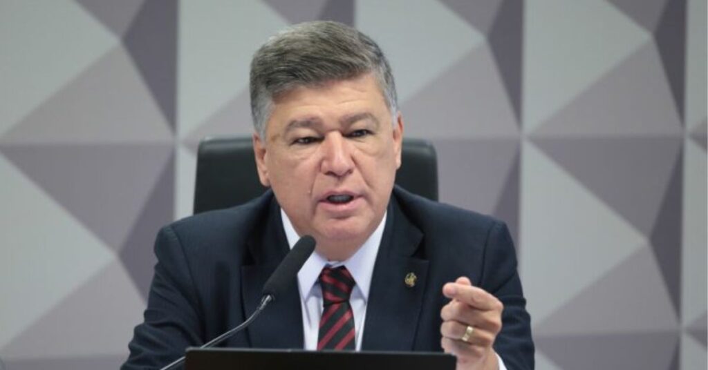 Senador Carlos Viana durante sessão da CPMI do INSS no Senado Federal