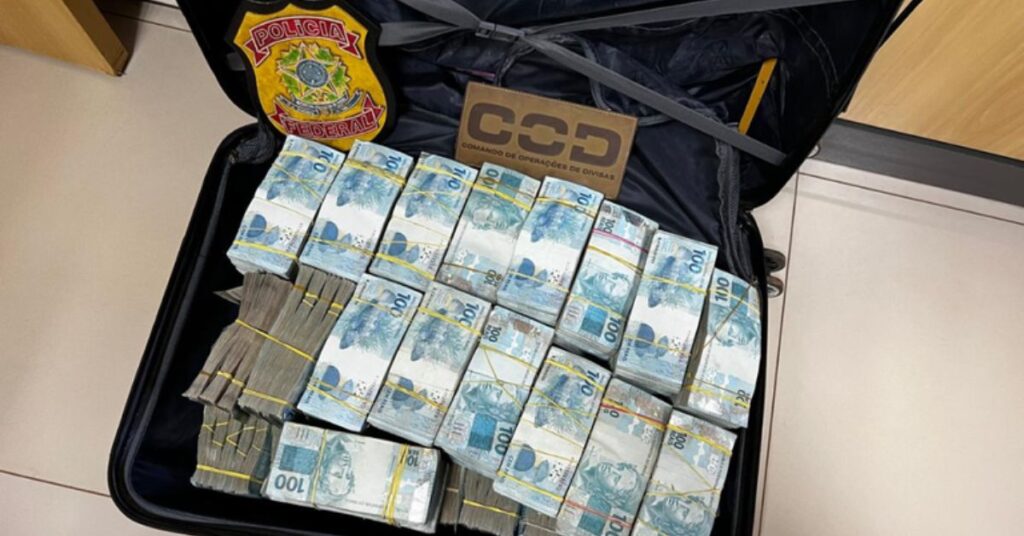 Dinheiro apreendido pela PF durante abordagem em rodovia federal