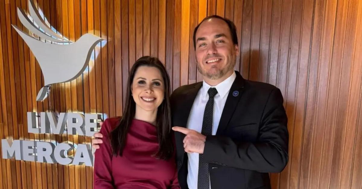 Carol de Toni e Carlos Bolsonaro em registro público, imagem usada em matéria sobre disputa no PL em SC.