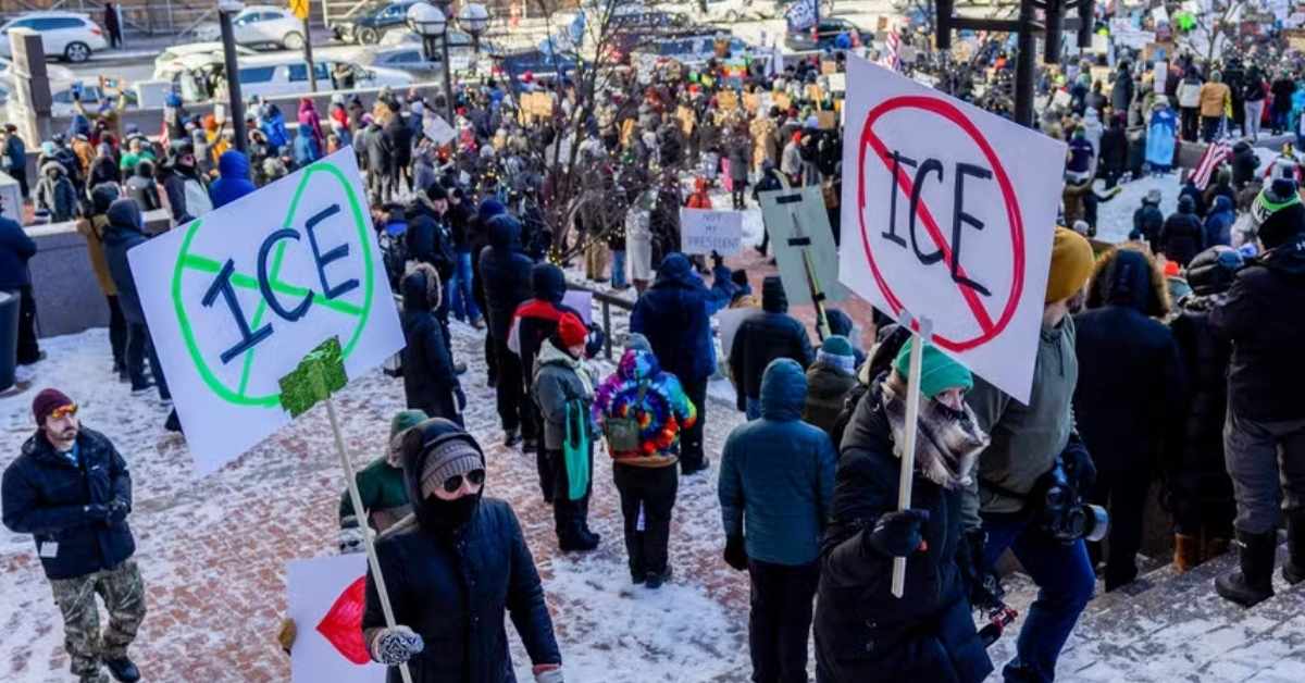 operações agressivas do ICE geram protestos em Minneapolis após morte de enfermeiro