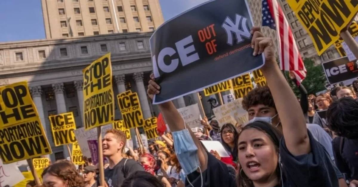 Protestos contra o ICE reúnem manifestantes com cartazes contra deportações nos Estados Unidos