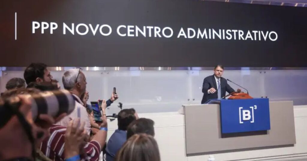 Tarcísio de Freitas participa do leilão do centro administrativo de SP na B3