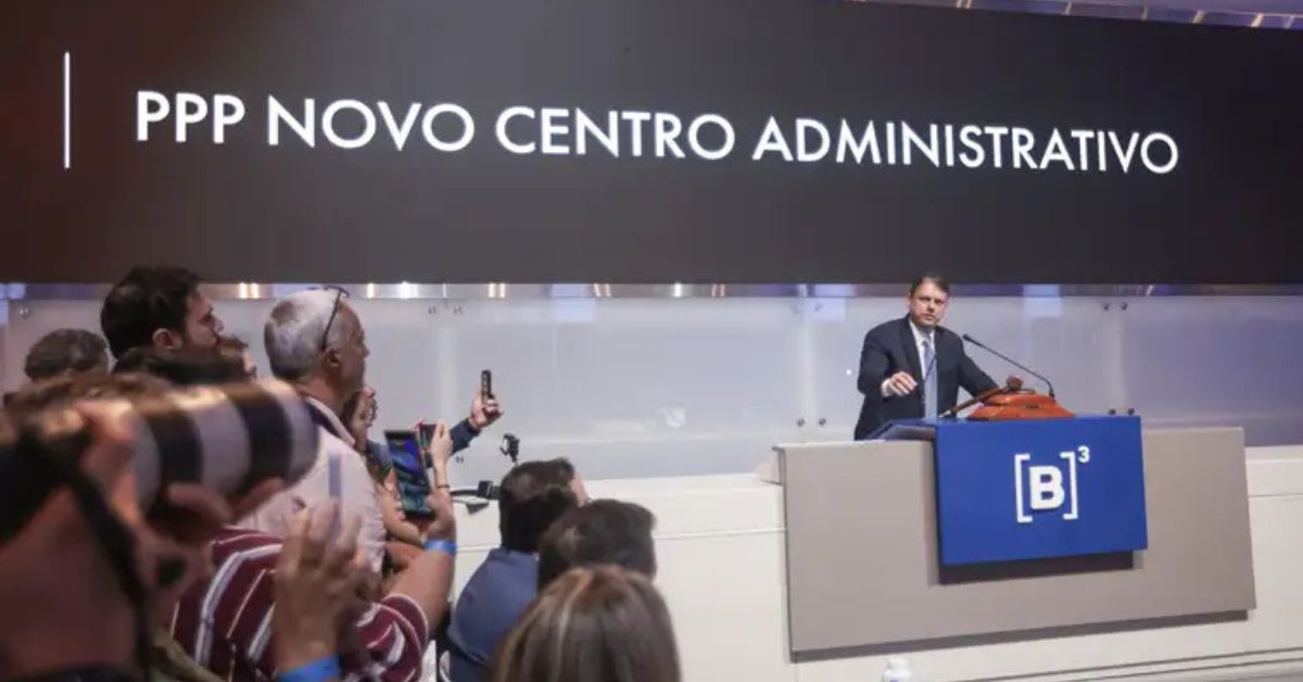 Tarcísio de Freitas participa do leilão do centro administrativo de SP na B3