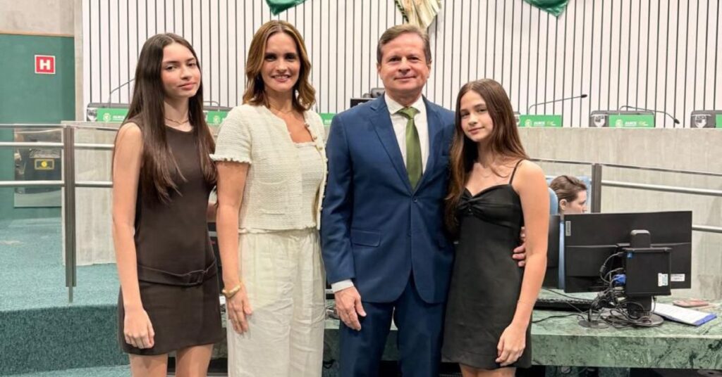Marcos André Borges ao lado da esposa Carla e das filhas durante sessão na Alece
