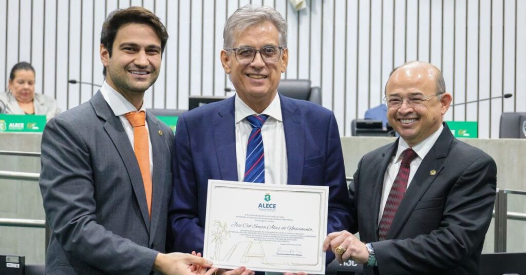 Deputados Pedro Matos e Sérgio Aguiar entregam homenagem pelos 27 anos da Fajece na Alece