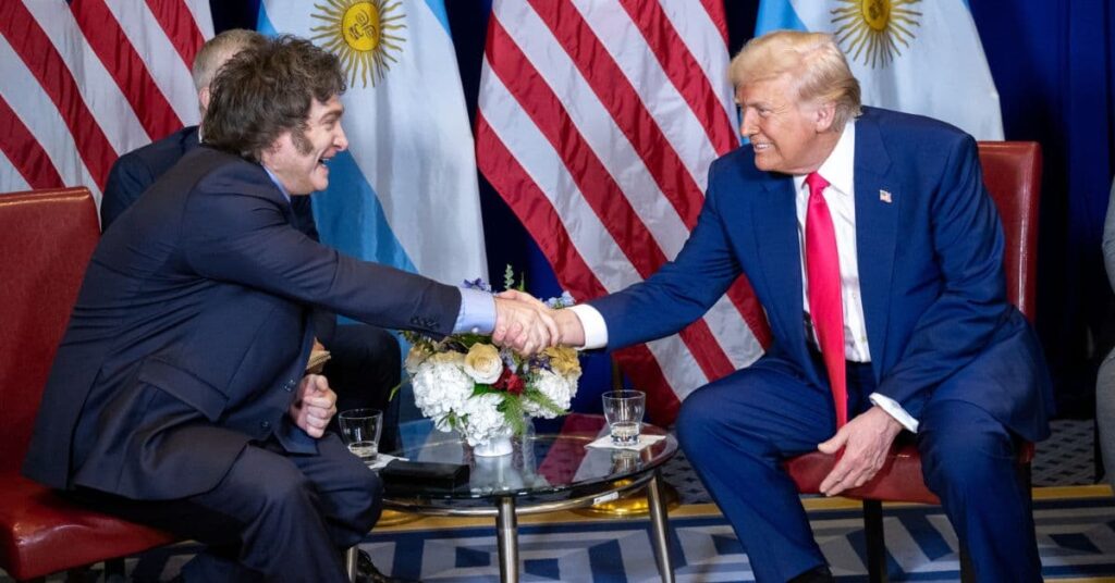 Trump e Milei em encontro que firmou o acordo entre Argentina e EUA em análise no Mercosul