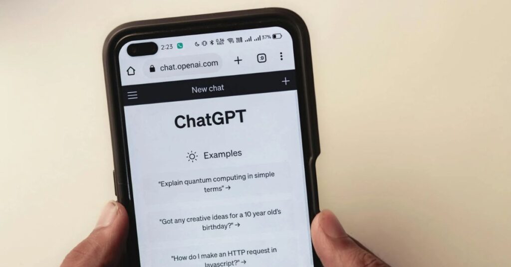 Aplicativo do celular aberto em celular representando anúncios no ChatGPT em teste nos Estados Unidos