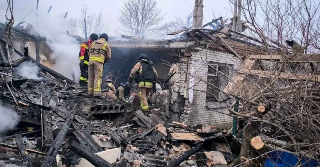 Ataques russos à Ucrânia destroem área residencial em Odessa