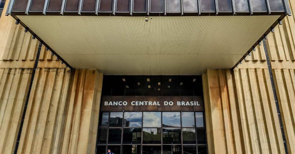 O Balanço do Banco Central 2025 fechou com prejuízo após queda do dólar. Perdas cambiais reduziram a reserva interna, embora o lucro operacional tenha amenizado o resultado final.