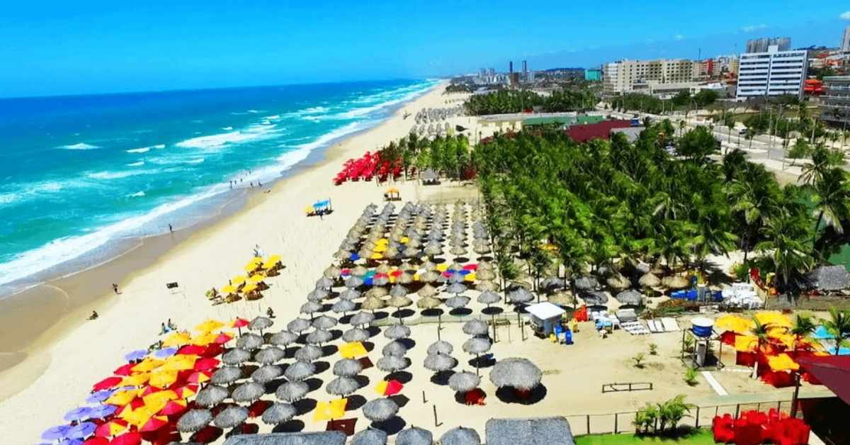 Barracas da Praia do Futuro na orla leste de Fortaleza vistas de cima