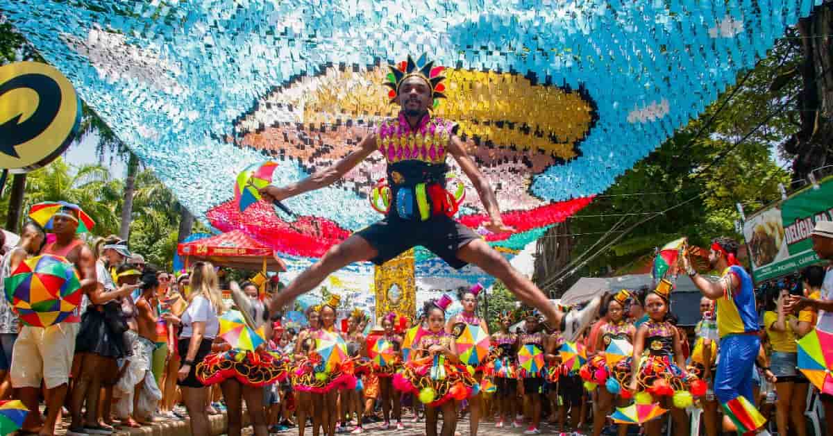 Foto de bloco de rua do frevo, habitual no carnaval 2026