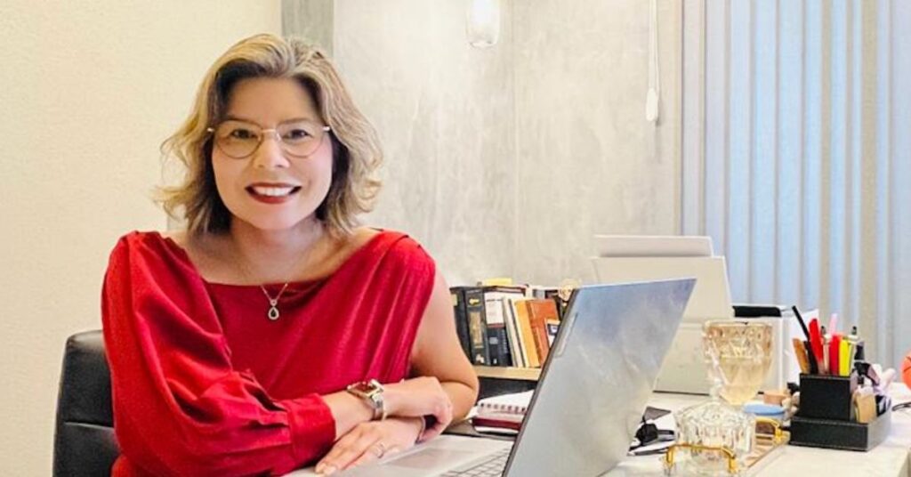 Rubênia Lauriza em escritório da ConsultSaúde falando sobre CNES desatualizado na gestão de saúde