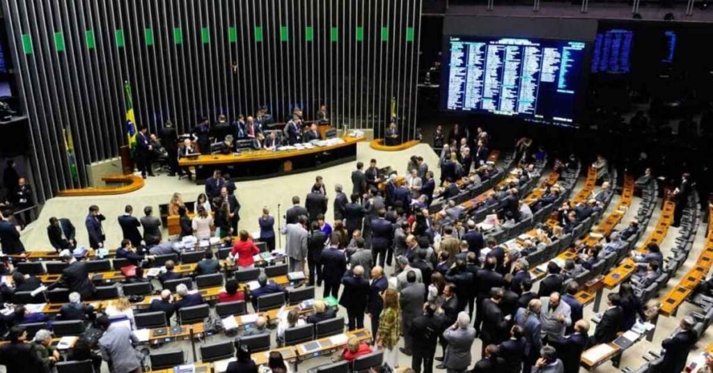 Plenário da Câmara dos Deputados durante sessão que marca a retomada da CPI do Crime Organizado após o Carnaval