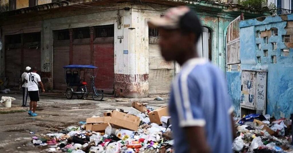 Crise econômica em Cuba provoca acúmulo de lixo em rua de Havana