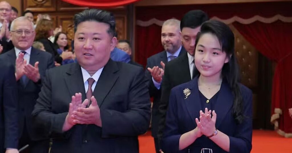 Filha de Kim Jong Un ao lado do líder norte-coreano durante evento oficial do Partido dos Trabalhadores