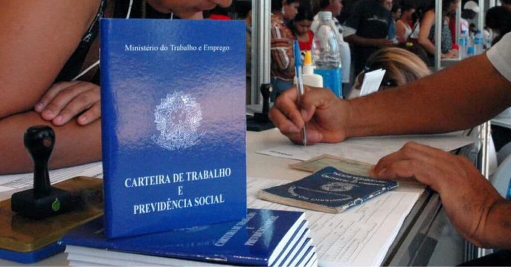 Atendimento de entrega de carteira de trabalho, simbolizando debate sobre fim da escala 6x1