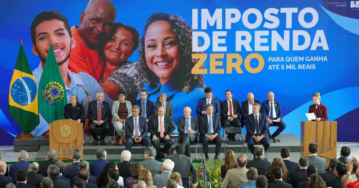 Isenção do Imposto de Renda é anunciada em cerimônia com coletiva.