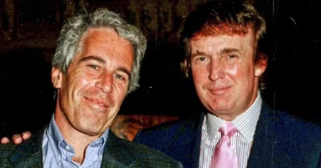 ligação de Trump em 2006 contextualizada por imagem de arquivo de evento social nos EUA