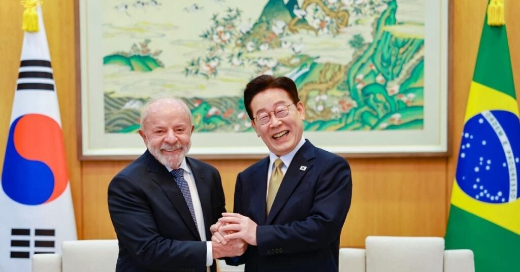 Lula e líder sul-coreano Lee Jae-myung durante anúncio de parceria estratégica em Seul