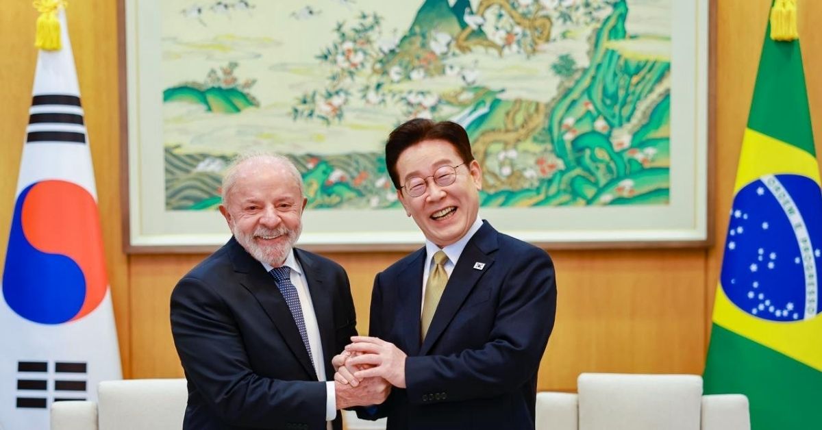 Lula e líder sul-coreano Lee Jae-myung durante anúncio de parceria estratégica em Seul