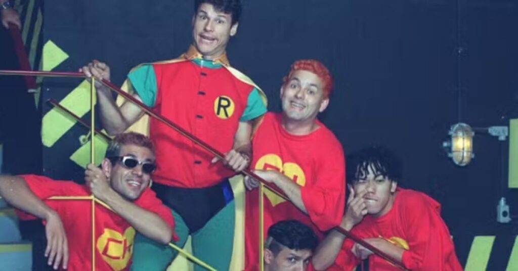 corpos dos Mamonas Assassinas em registro histórico da banda nos anos 1990