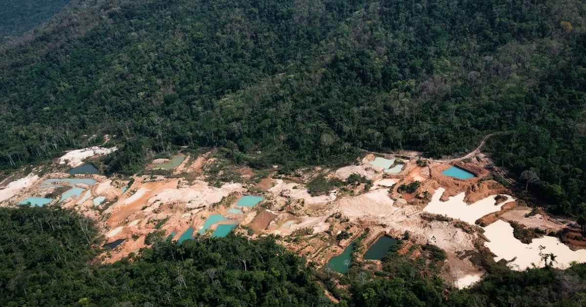Mineração em terras indígenas em área de floresta com impactos ambientais
