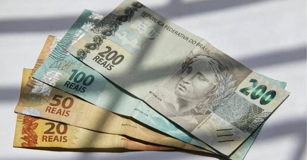 Cédulas de real dispostas em ordem decrescente de valor o reajustado novo salário mínimo