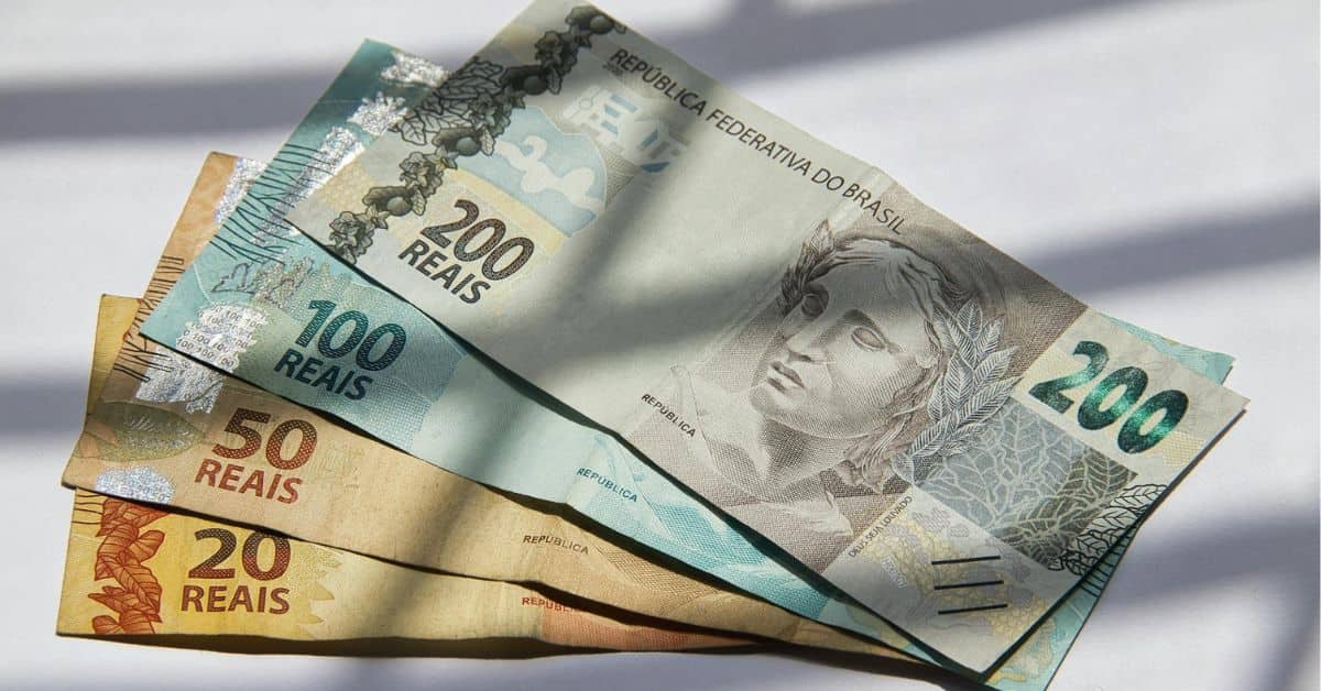 Cédulas de real dispostas em ordem decrescente de valor o reajustado novo salário mínimo