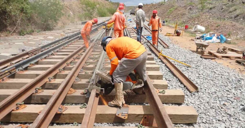 obras da Transnordestina com trilhos desembarcados no Porto do Pecém