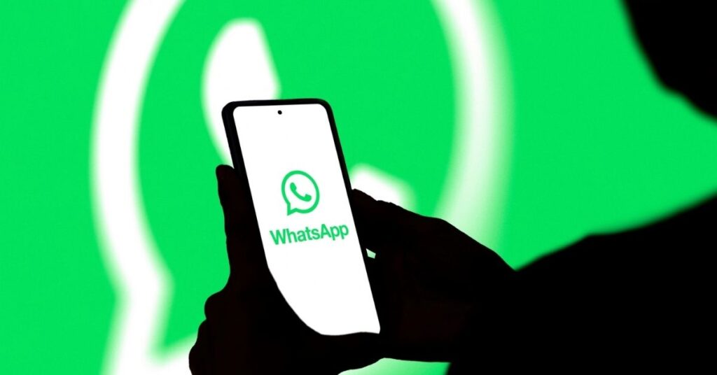 Rússia bloqueia WhatsApp em smartphone com logotipo do aplicativo na tela