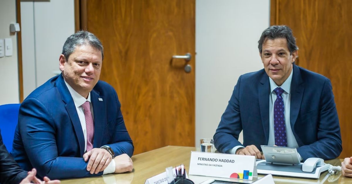 Tarcísio de Freitas e Fernando Haddad em reunião durante cenário eleitoral ao governo de SP 2026