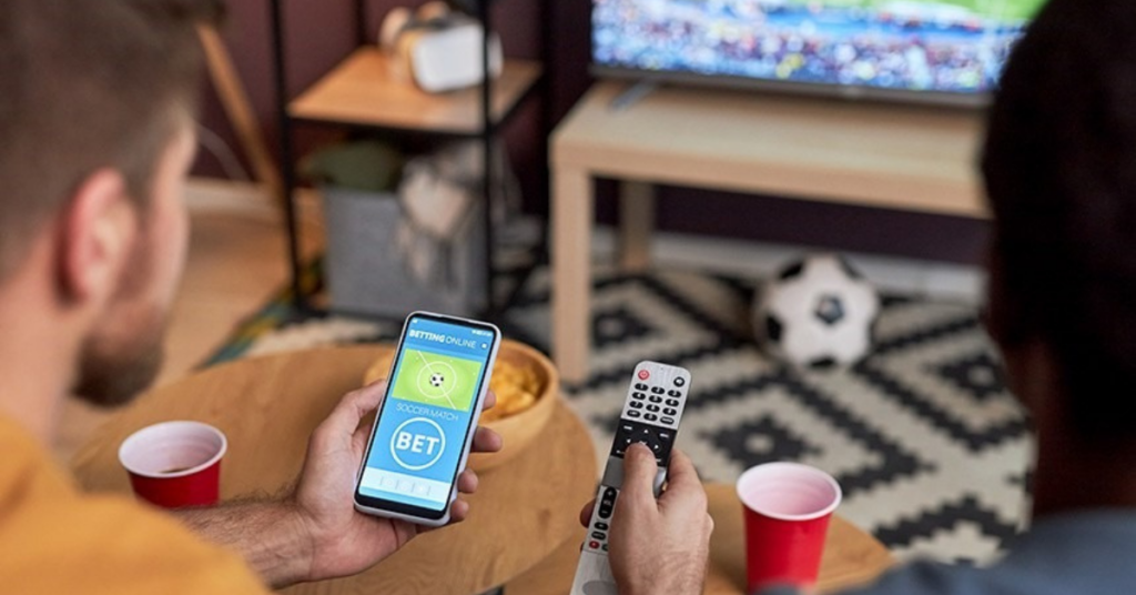 Apostador usando celular em aplicativo de apostas para imposto de renda bets no IRPF 2026 - Foto: Freepik