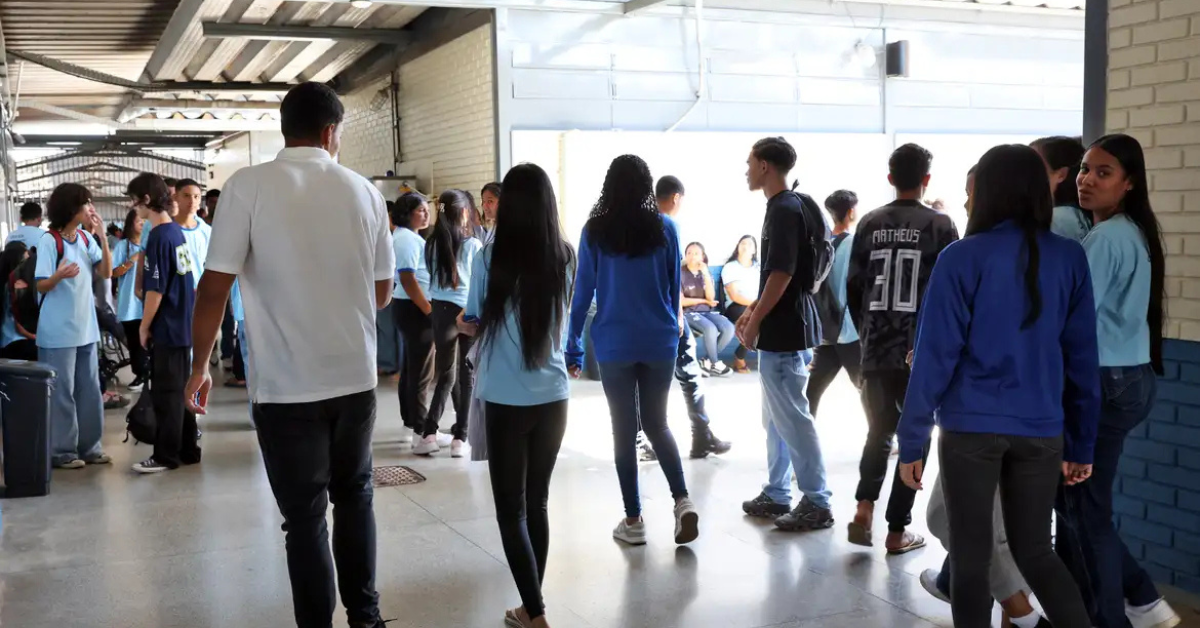 Estudantes da rede pública em escola durante intervalo, público do programa pé-de-meia - Foto: Antônio Cruz/Agência Brasil