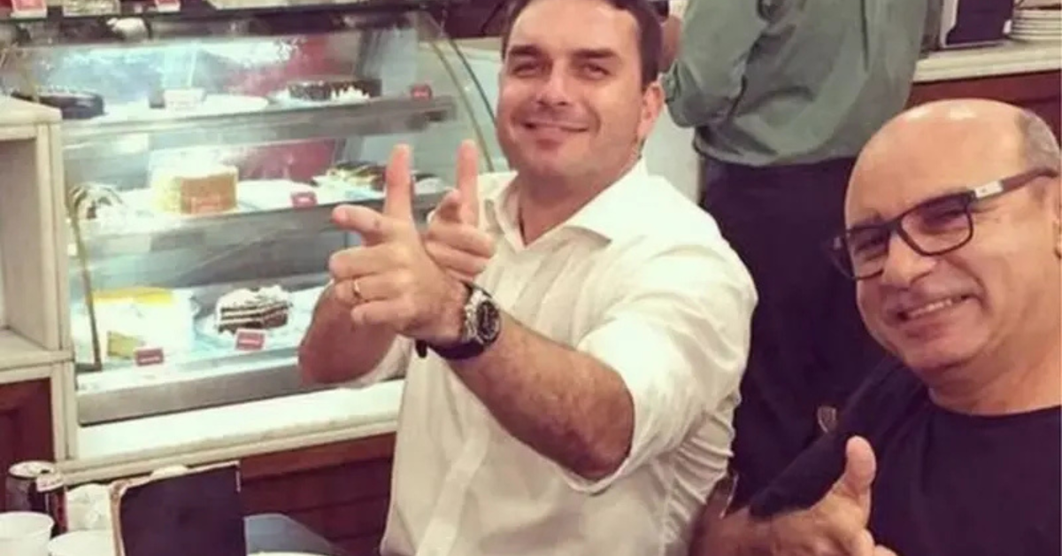 Flávio Bolsonaro durante período como deputado estadual na Alerj, contexto da investigação sobre rachadinhas
