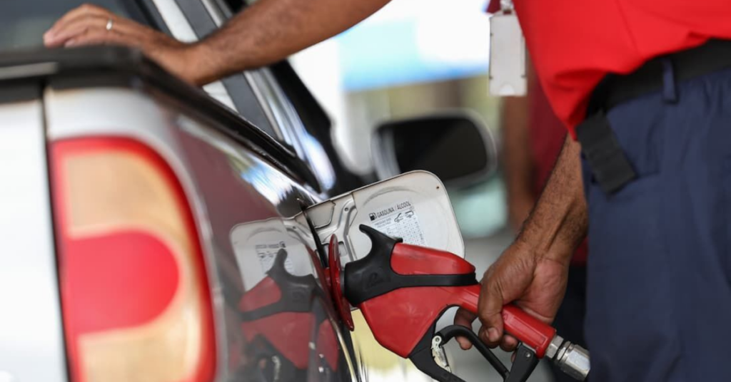 Frentista abastece carro com diesel em posto no Brasil em meio a debate sobre subsídio ao combustível - Foto: Marcelo Camargo/Agência Brasil