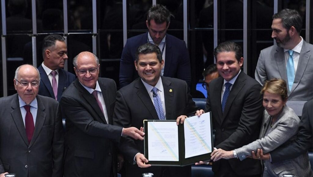 autoridades exibem documento do acordo Mercosul-UE durante promulgação no Congresso Nacional