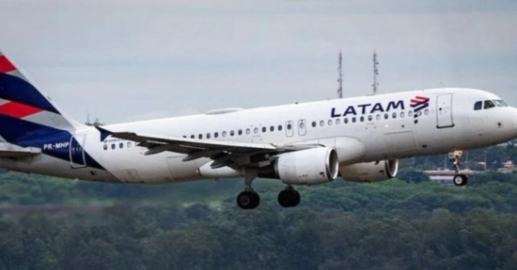 Avião da Latam em voo após ameaça de bomba em aeronave que partia do Aeroporto de Brasília - Foto: Reprodução/Redes Sociais