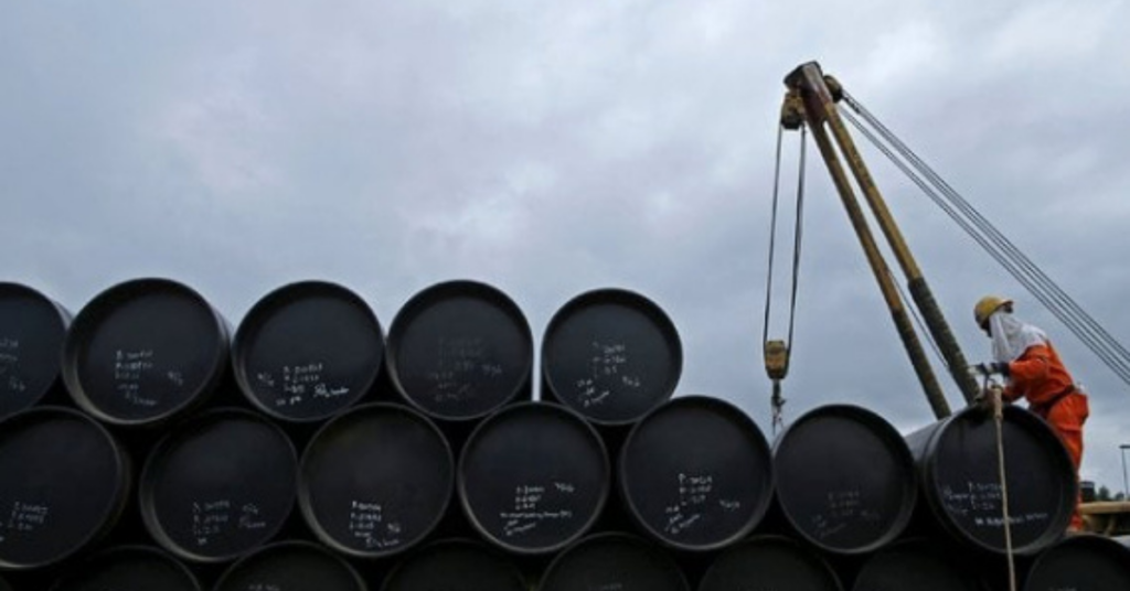 Barris de petróleo empilhados em terminal energético durante crise causada pela ameaça do Irã ao petróleo - Foto: Instagram/ Reprodução