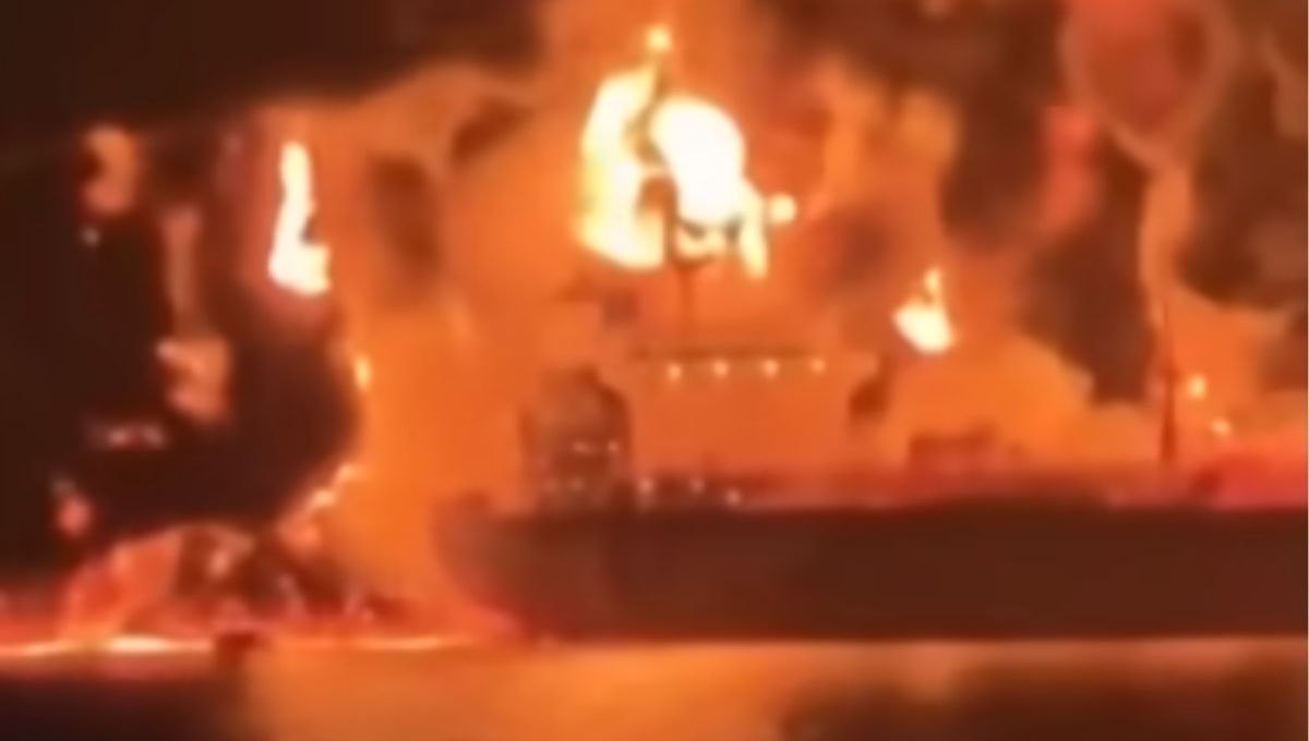 navio petroleiro em chamas após ataque no Golfo durante escalada do conflito