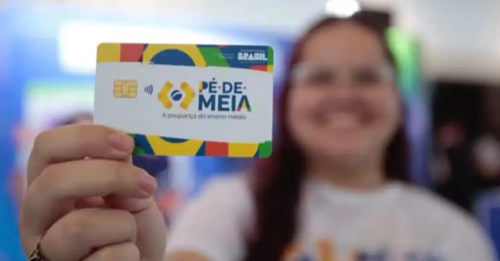 Cartão do programa Pé-de-Meia exibido por estudante após atraso no pagamento do benefício - Foto: MEC/Divulgação
