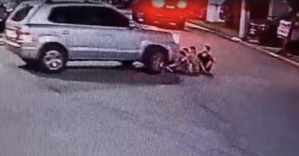 Carro atinge crianças em rua interna de condomínio em Guarulhos - Foto: Reprodução