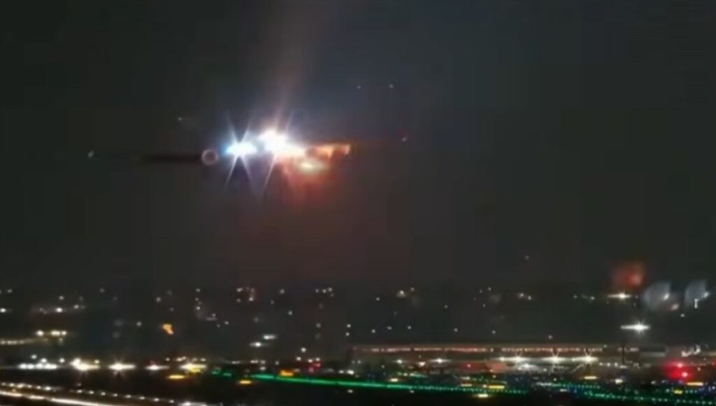 avião da Delta com motor em chamas após decolagem em Guarulhos