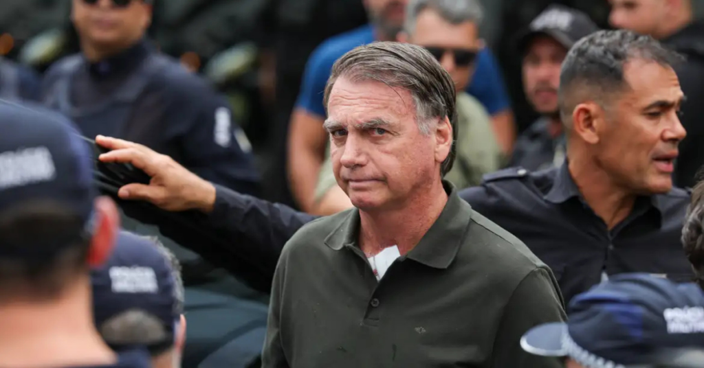 Jair Bolsonaro cercado por policiais enquanto decisão sobre prisão domiciliar é analisada pelo STF - Foto: Fabio Rodrigues-Pozzebom/ Agência Brasil