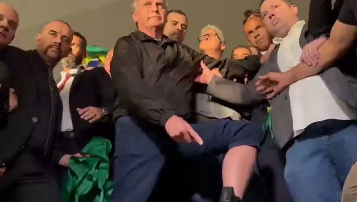 Bolsonaro mostra tornozeleira eletrônica durante cumprimento de prisão domiciliar em Brasília