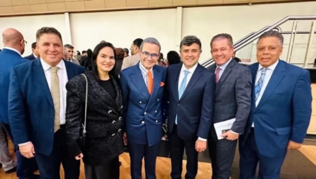 Líderes religiosos e políticos reunidos em evento relacionado à campanha eleitoral em templos religiosos