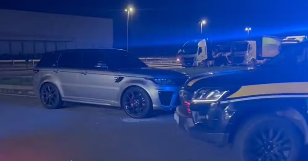 Carro de Sicário apreendido pela PRF na BR-381 em Pouso Alegre MG durante fiscalização noturna — Foto: Polícia Rodoviária Federal/Divulgação