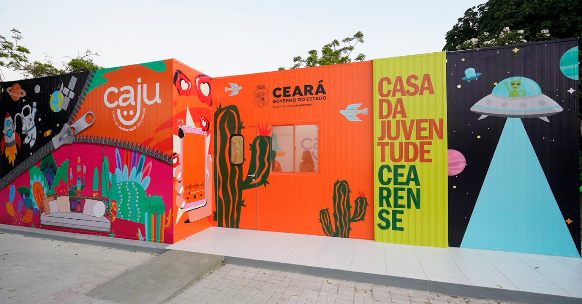 Fachada colorida de uma das Casas da Juventude no Ceará, com grafite artístico e identidade visual do projeto em Fortaleza - Foto: Divulgação/Governo do Ceará